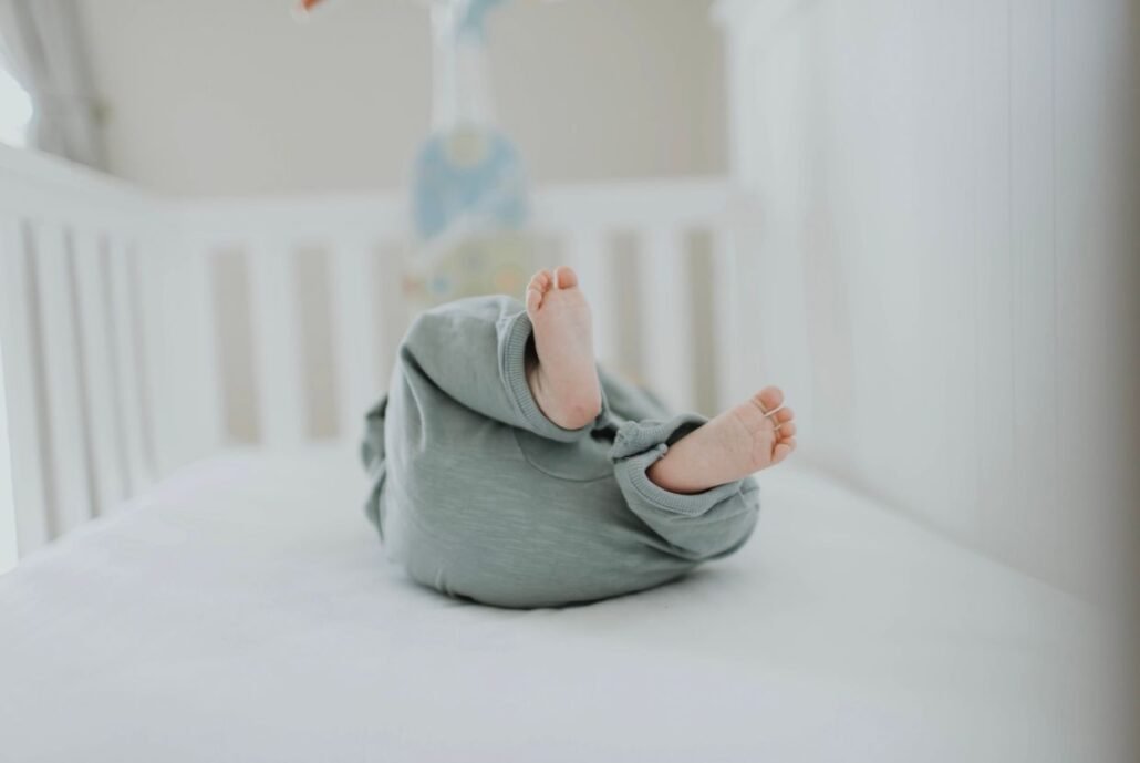 Mi bebé se desvela en mitad de la noche: conoce las causas, las regresiones del sueño y consejos para favorecer un descanso más tranquilo.