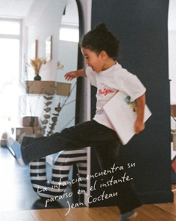 La infancia encuentra su paraíso en el instante.
Cada salto, cada risa, cada página que se abre…
La infancia es ese milagro sencillo: vivir aquí y ahora.

#NöppEdiciones #Infancia #JeanCocteau #LibrosInfantiles #InstantesQueQuedan