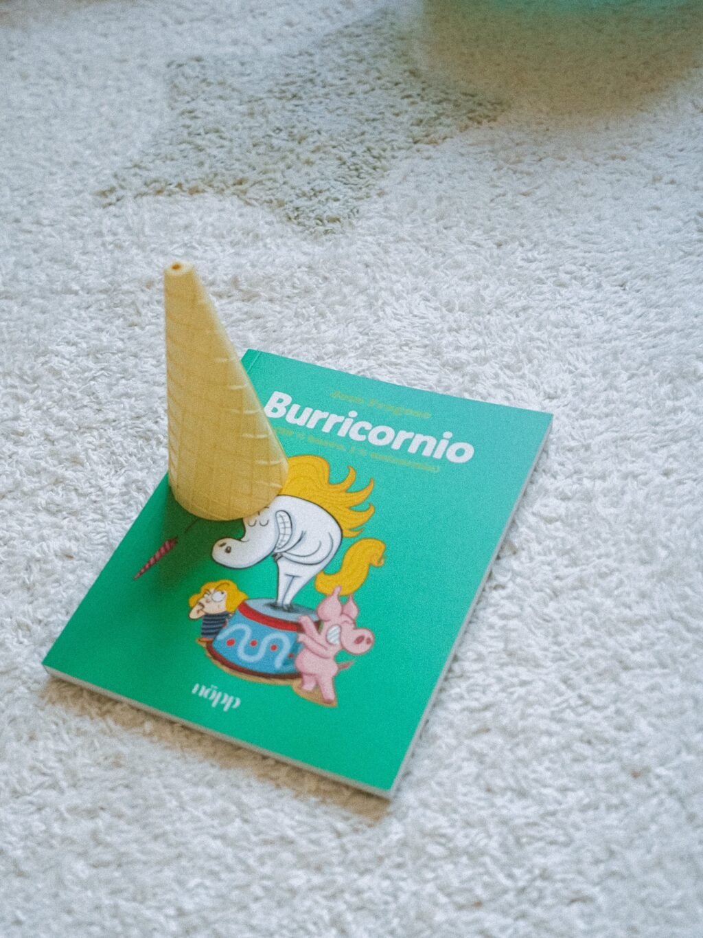 A veces, la magia nace de un simple trazo de lápiz.

Estos días, Burricornio ha viajado de biblioteca en escuela, y en cada lugar los niños le han regalado una nueva forma, una nueva emoción, una nueva aventura.

Cuernos torcidos, crines alocadas, sonrisas enormes… y, sobre todo, pequeños artistas orgullosos de ver a su Burricornio cobrar vida.

@josefragosoillustration les acompañó paso a paso, con esa dulzura que abre imaginarios.

Gracias a las bibliotecas, a los profes, a los niños y a todas las manos pequeñitas que han hecho vivir  a este personaje tan tierno.